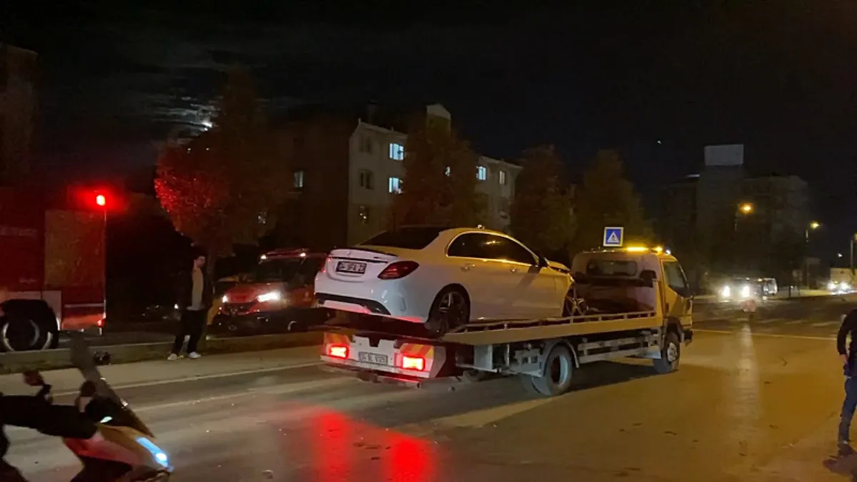 Başakşehir’de cip ile otomobil çarpıştı: 5 yaralı! Başakşehir’de cip ile otomobil çarpıştı: 5 yaralı!