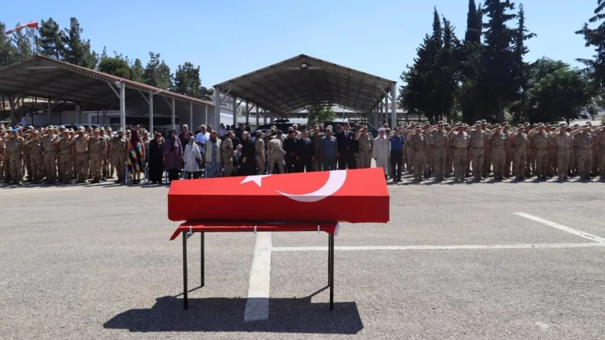 Kilis’te kalp krizi sonucu hayatını kaybetmişti: Uzman çavuş Selçuk Topaloğlu için tören düzenlendi Kilis’te kalp krizi sonucu hayatını kaybetmişti: Uzman çavuş Selçuk Topaloğlu için tören düzenlendi