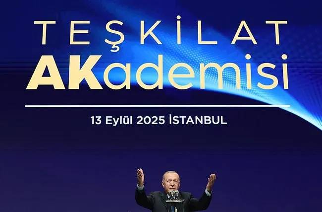son-dakika-baskan-erdogandan-chpye-ve-ozgur-ozele-gonderme-3k-girdabinda-kivraniyorlar-1757771814393.jpeg