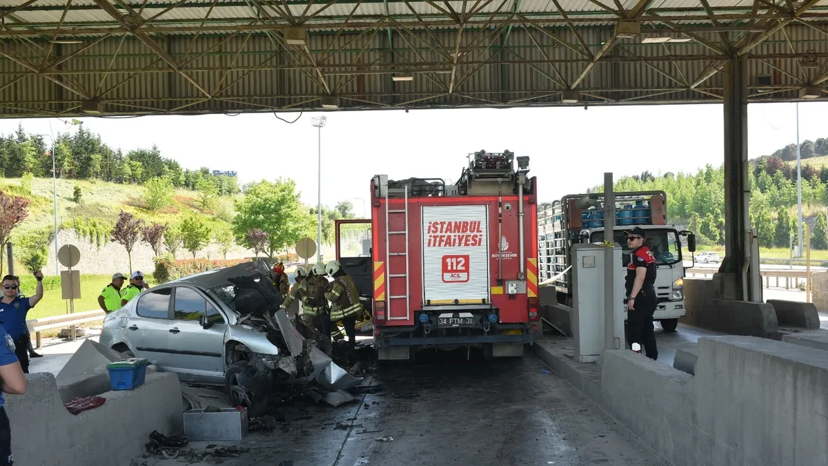 Gişelere çarpan otomobil hurdaya döndü! Sürücüsü hayatını kaybetti Gişelere çarpan otomobil hurdaya döndü! Sürücüsü hayatını kaybetti