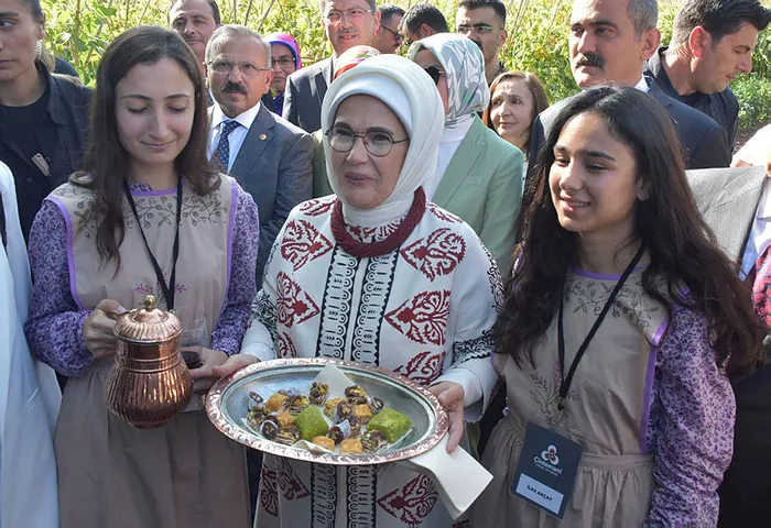 emine-erdogan-fast-food-kulturu-soframizi-tehdit-ediyor-1661664506046.jpg