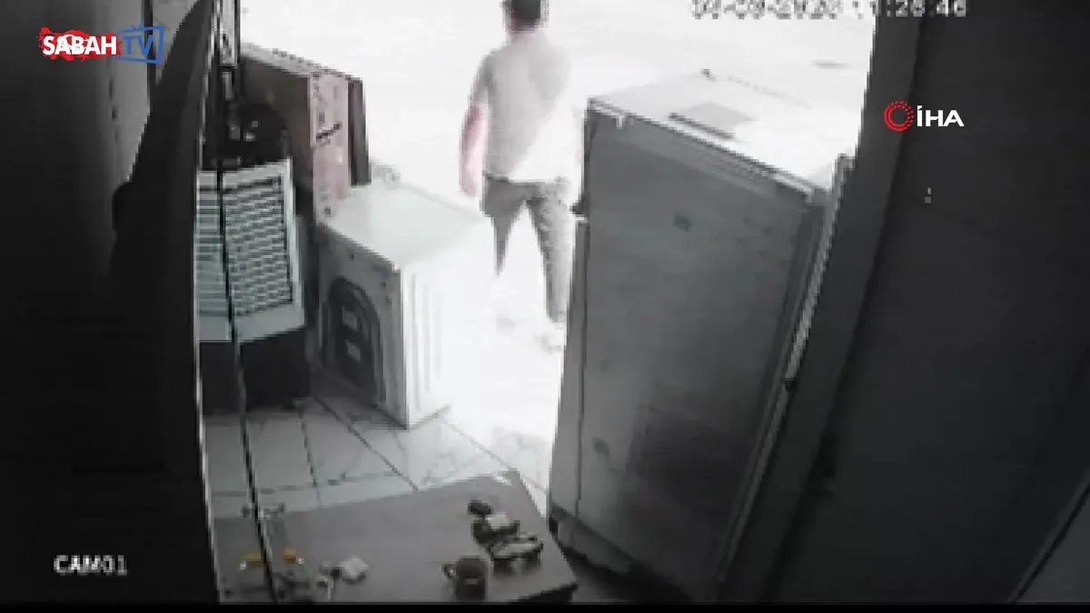 Mersin’de bir esnaf, yardım etmek istediği genç tarafından soyuldu! O anlar kameraya böyle yansıdı | Video videosunu izle Mersin’de bir esnaf, yardım etmek istediği genç tarafından soyuldu! O anlar kameraya böyle yansıdı | Video videosunu izle