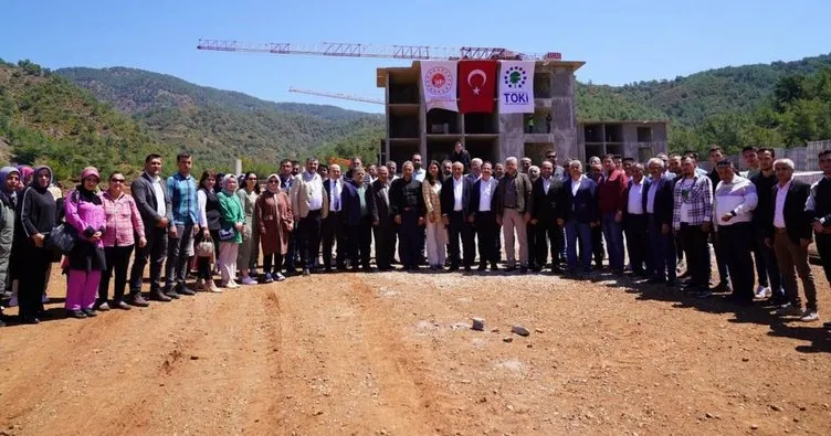 AK Parti Muğla adayları Fethiye’deki TOKİ inşaatlarını inceledi