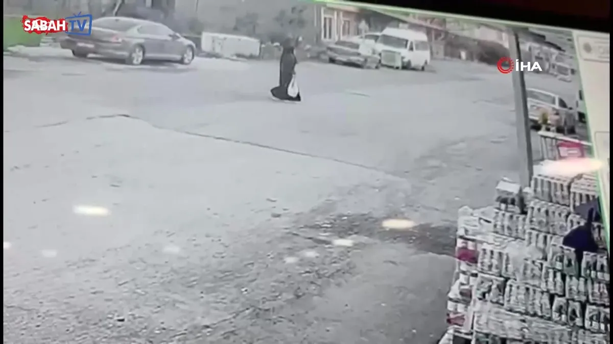 Seyir halindeki pikabın açılan kapağı kadının kafasına çarptı! O anlar kamerada | Video videosunu izle Seyir halindeki pikabın açılan kapağı kadının kafasına çarptı! O anlar kamerada | Video videosunu izle