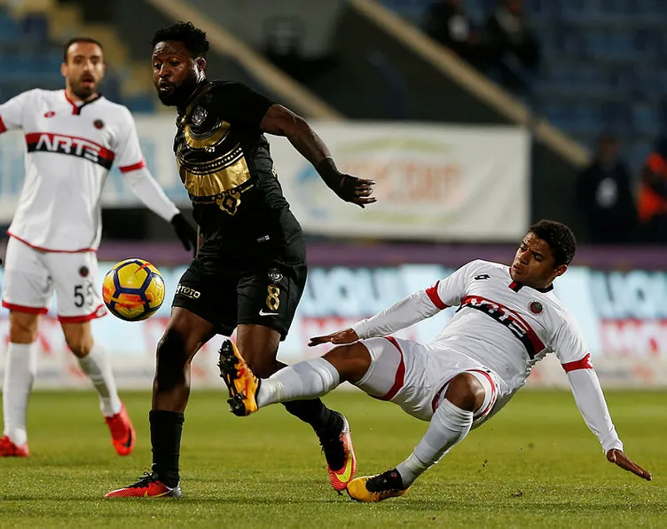 Jailton, İstiklal Marşı sırasında bayrağa döndü