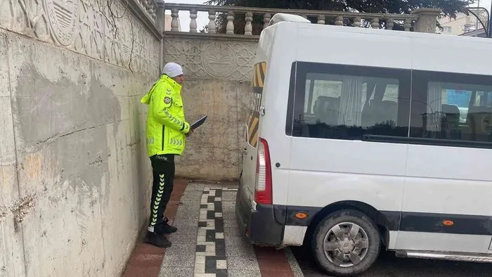 Bolvadin’de servis araçlarına yönelik polis denetimi