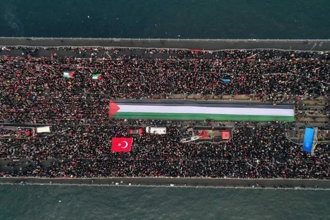 turkiye-gazze-icin-tek-yurek-1-ocakta-galata-koprusunde-filistin-icin-buyuk-yuruyus-1766834666209.jpeg Türkiye Gazze için tek yürek: 1 Ocak’ta Galata Köprüsü’nde Filistin için büyük yürüyüş!