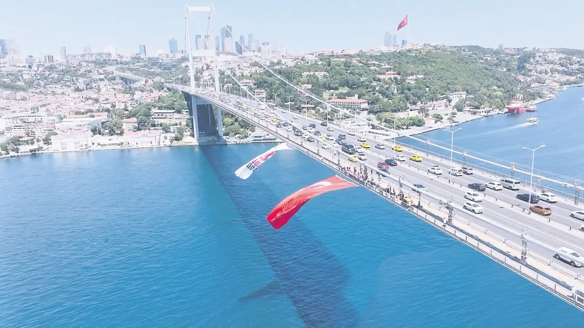 15 Temmuz Şehitler Köprüsü'nde dalgalanan dev Türk bayrağı