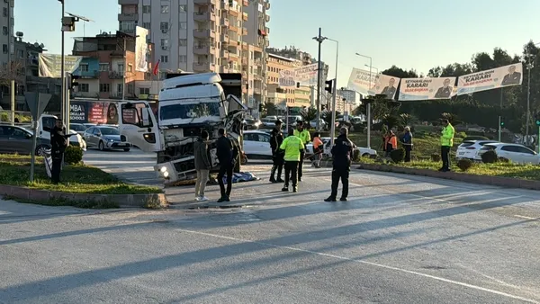 otobus-ile-carpisan-kamyonun-surucusu-oldu-1710138528182.jpg