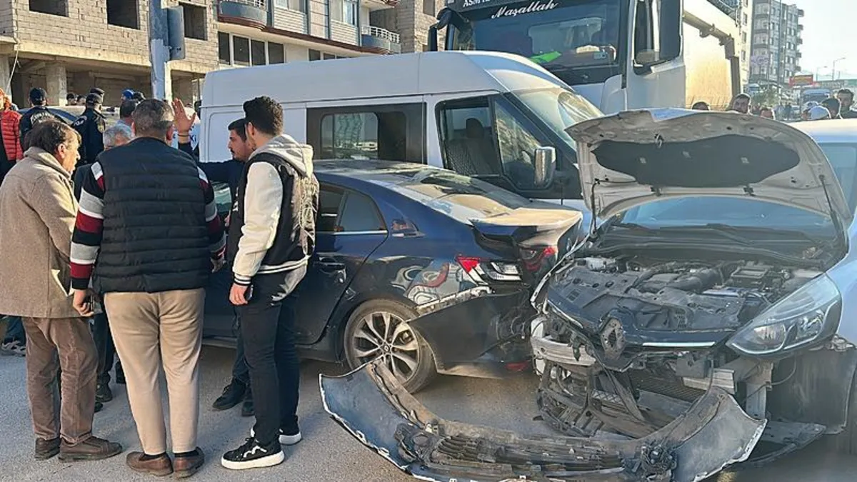 Freni patlayan kamyon 5 aracı biçti: 3 yaralı Freni patlayan kamyon 5 aracı biçti: 3 yaralı