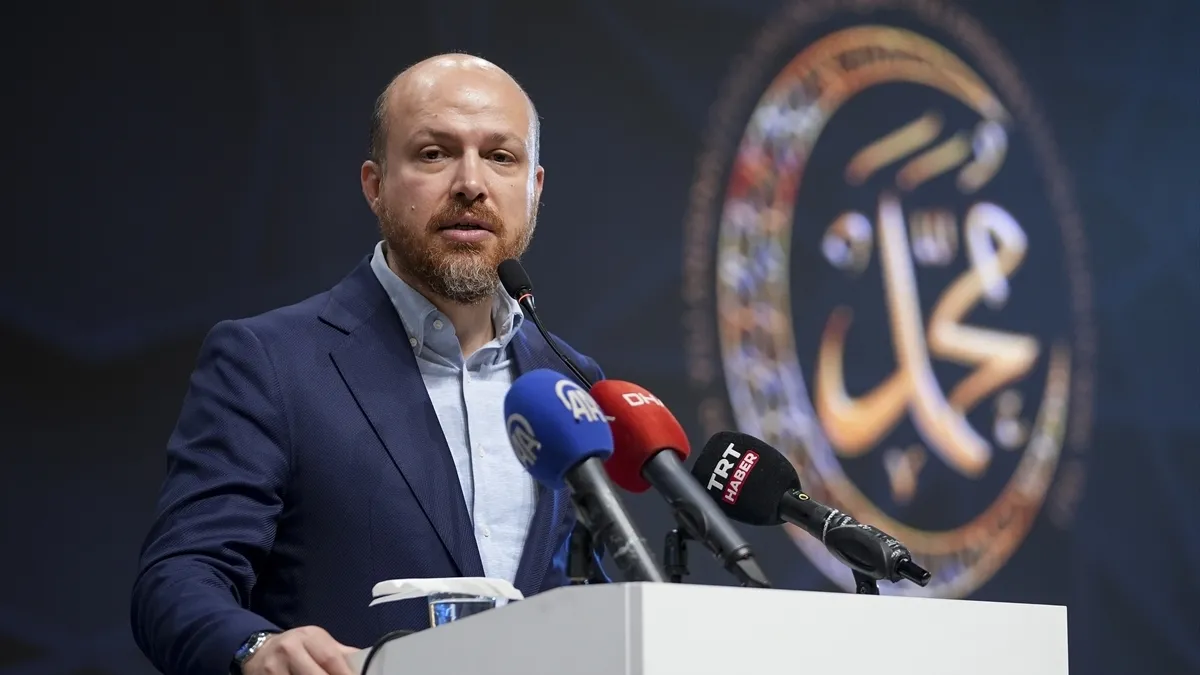 Bilal Erdoğan bir ödül töreninde konuşma yaparken