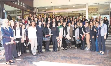 Kadın polislere karanfil