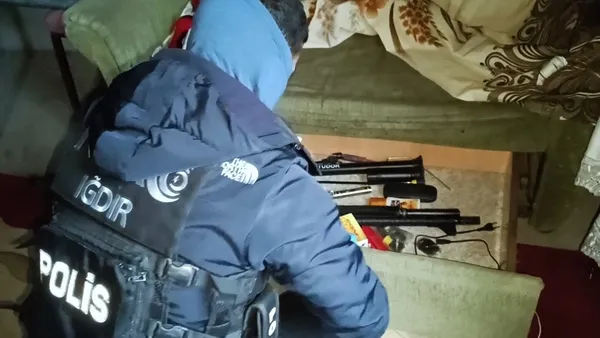igdirdaki-uyusturucu-operasyonunda-7-torbaci-yakalandi-1765468531536.jpg