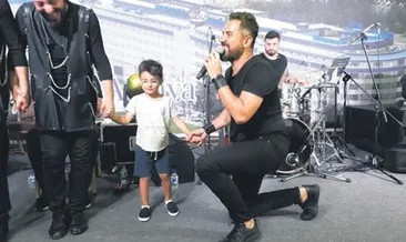 4 yaşındaki oğlu sahneye fırladı