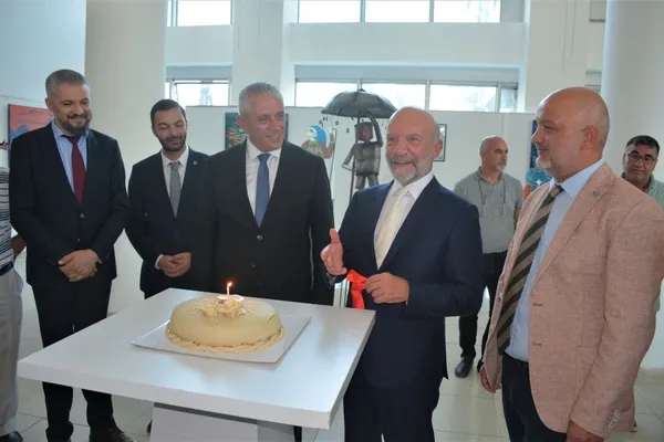 dort-sanatcinin-sergisini-bakan-hasan-tacoy-acti-1659513821756.jpg