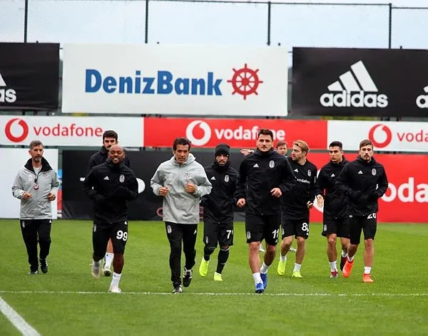 Beşiktaş, Chicharito için ilk teması kurdu