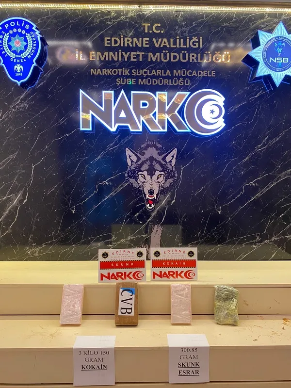 polis-avrupadan-ulkeye-giris-yapan-tirda-3-kilo-kokain-ele-gecirdi-1737574748648.jpg