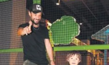 Baba-oğulun trambolin keyfi