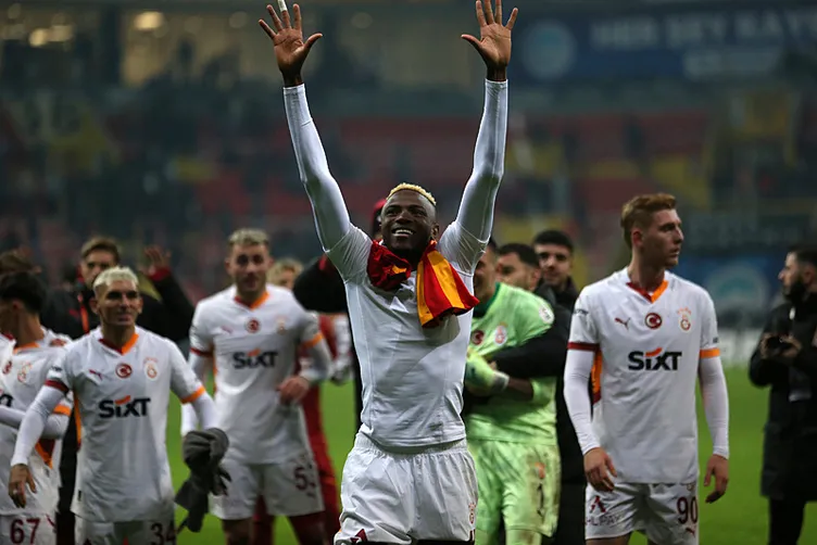 Son dakika Galatasaray haberi: Galatasaray yıldız oyuncunun biletini kesti! Okan Buruk o isim için onay verdi...