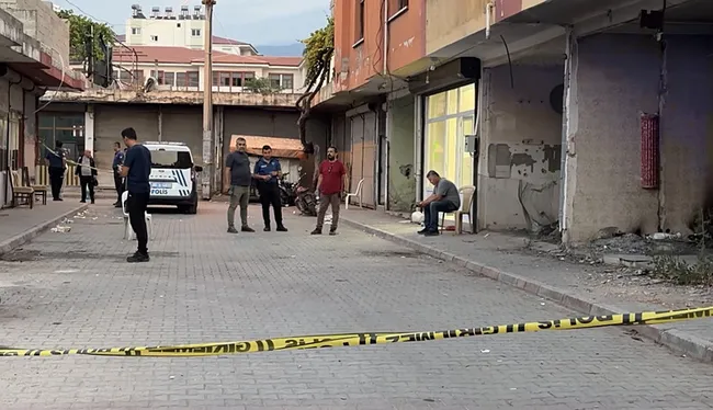 osmaniyede-sokak-ortasinda-bicakli-kavga-bir-kisi-hayatini-kaybetti-1782160700212.jpeg