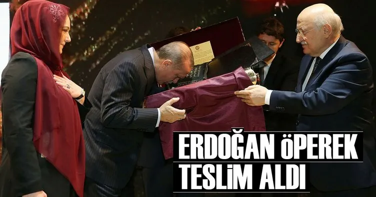 Cumhurbaşkanı Erdoğan öperek teslim aldı!