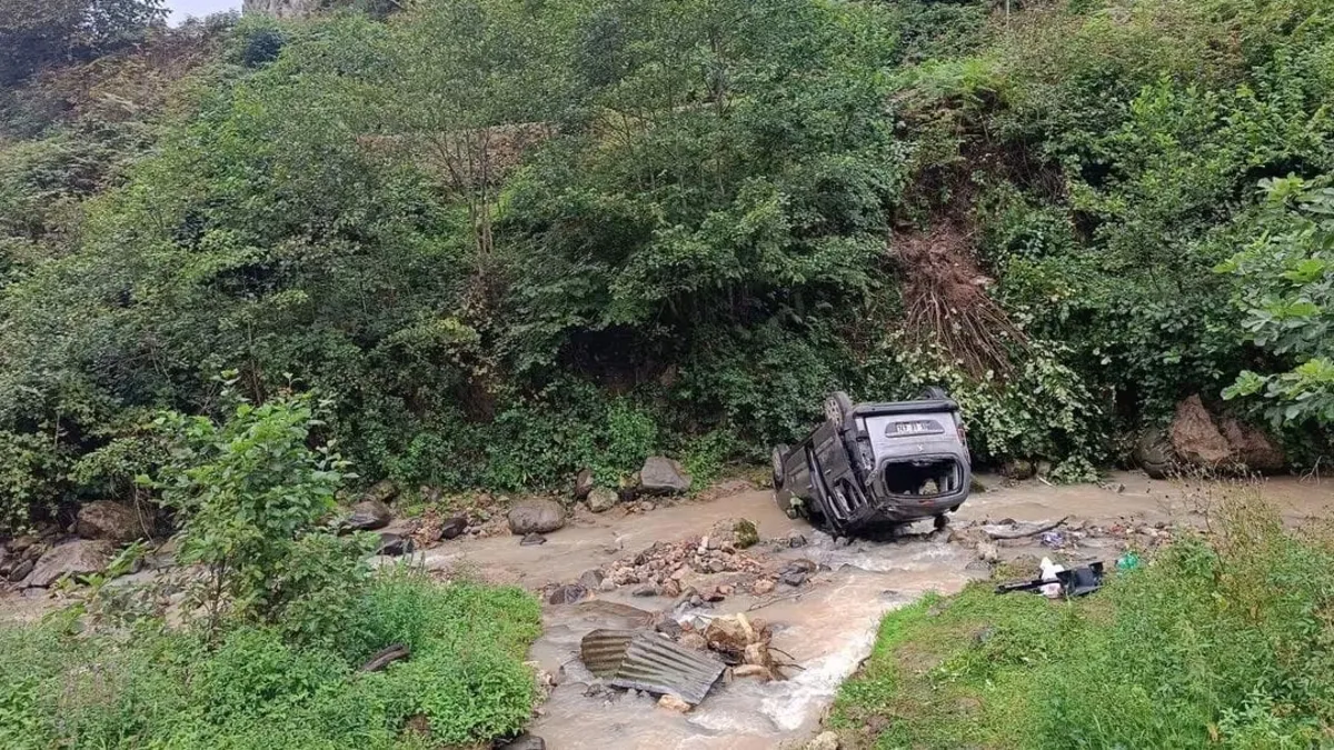 Trabzon'da otomobil dereye uçtu! 3’ü ağır 5 yaralı
