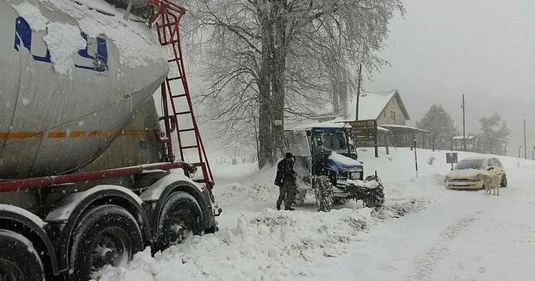 Kütahya’da kar yağışı nedeniyle birçok araç yollarda kaldı