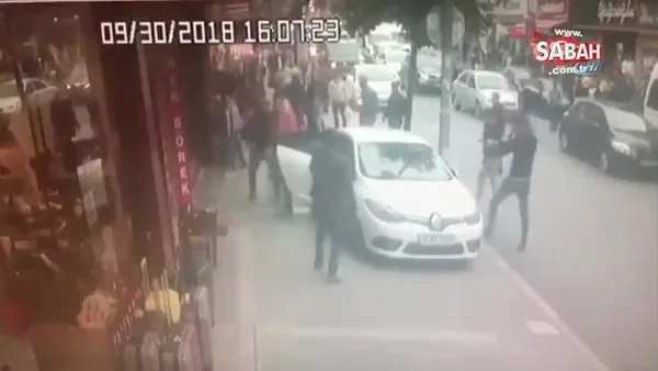 İstanbul'da polisten kaçan uyuşturucu satıcısı araçla vatandaşların arasına daldı