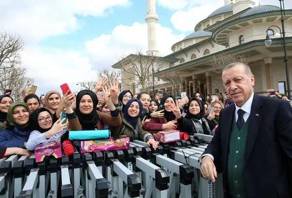 Cuma namazını Millet Camii'nde kılan vatandaşlardan Cumhurbaşkanı Erdoğan'a sevgi seli