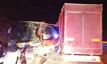 Afyonkarahisar’da korkutan kaza: TIR ve yolcu otobüsü çarpıştı… 18 yaralı! #afyonkarahisar