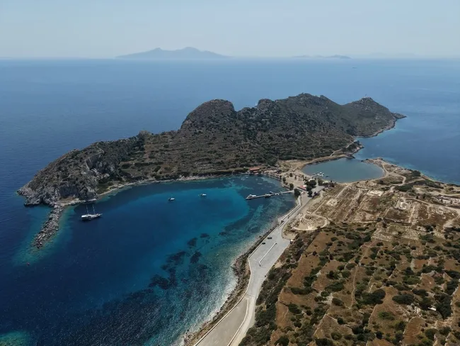 knidos-oren-yeri-yeni-yuzuyle-ziyarete-hazir-bakan-ersoy-knidosa-yeni-soluk-katan-duzenlemeleri-paylasti-1781338417330.jpeg
