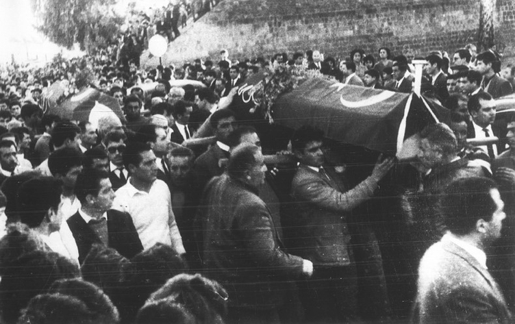 Yunan basını skandala çanak tuttu: Netflix rezaletine sahip çıktılar! Kıbrıs Barış Harekatı’na peş peşe saldırılar