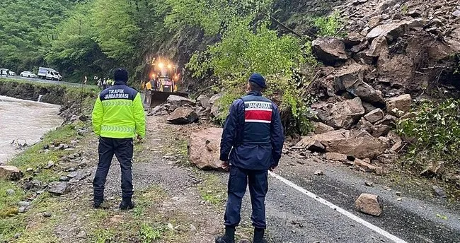 Giresun’da heyelan: Yol trafiğe kapatıldı