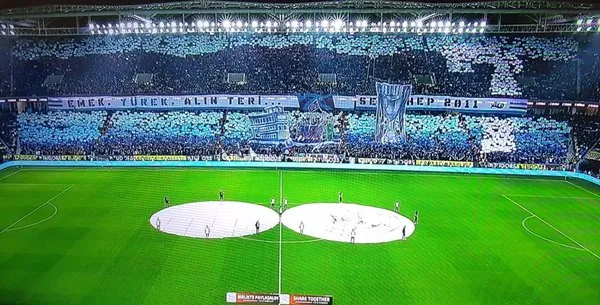 Trabzonsporlu taraftarlardan 2010/2011 sezonuna gönderme yapan koreografi!