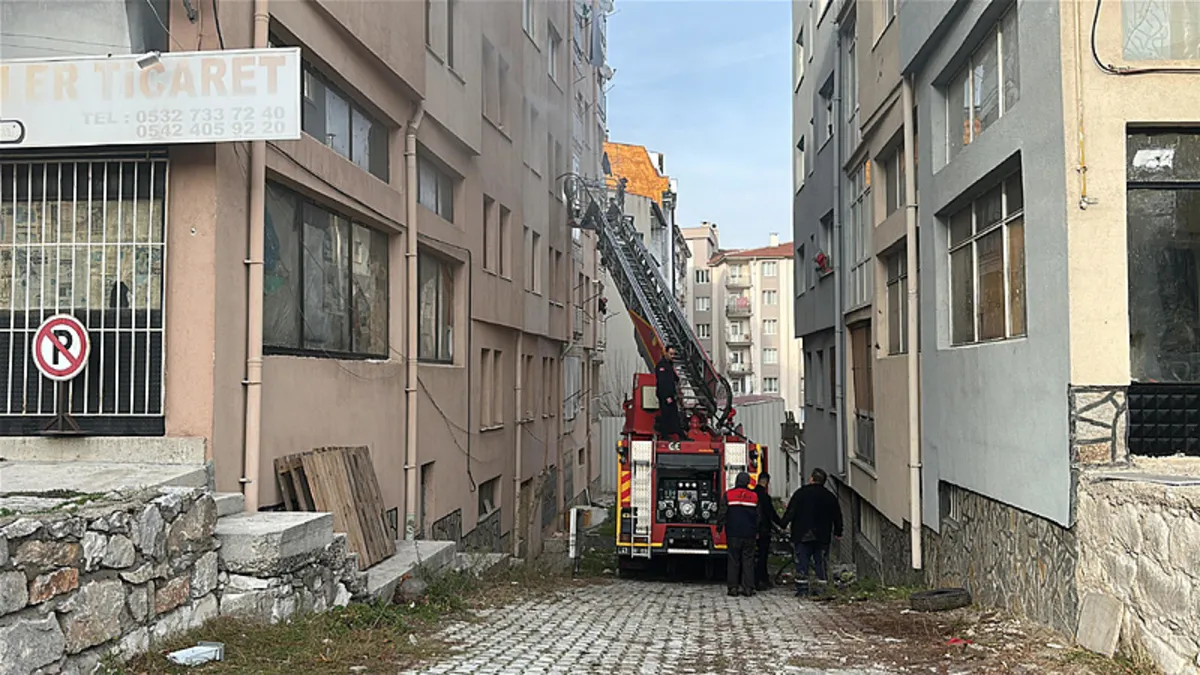 6 yaşındaki çocuk çakmakla oynarken yangın çıkardı! 6 yaşındaki çocuk çakmakla oynarken yangın çıkardı!