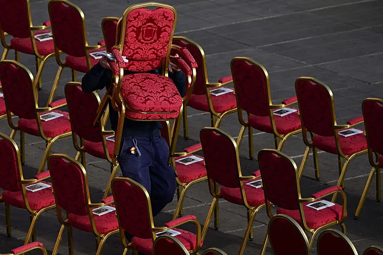 Vatikan Papa Franciscus'u uğurluyor! Yüz binler akın etti: Dünya liderleri Roma’da