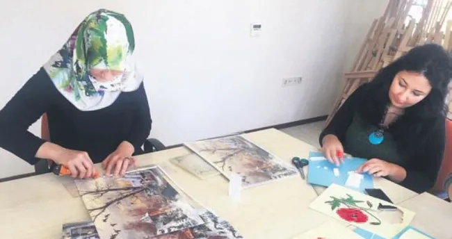 Hanımlar kâğıt rölyef kursu sertifikası aldı