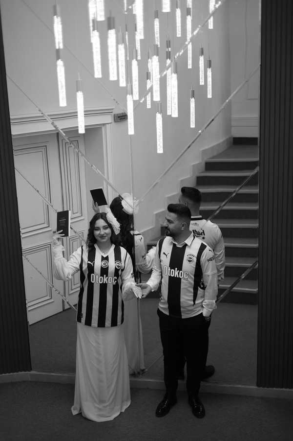 vanli-genc-cift-sasirtti-nikah-masasinda-fenerbahce-surprizi-1770880637959.jpg