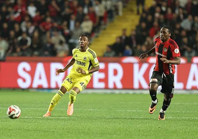 fenerbahce-gaziantep-fk-deplasmaninda-canli-en-nesyriden-duble-1761588262196.jpg