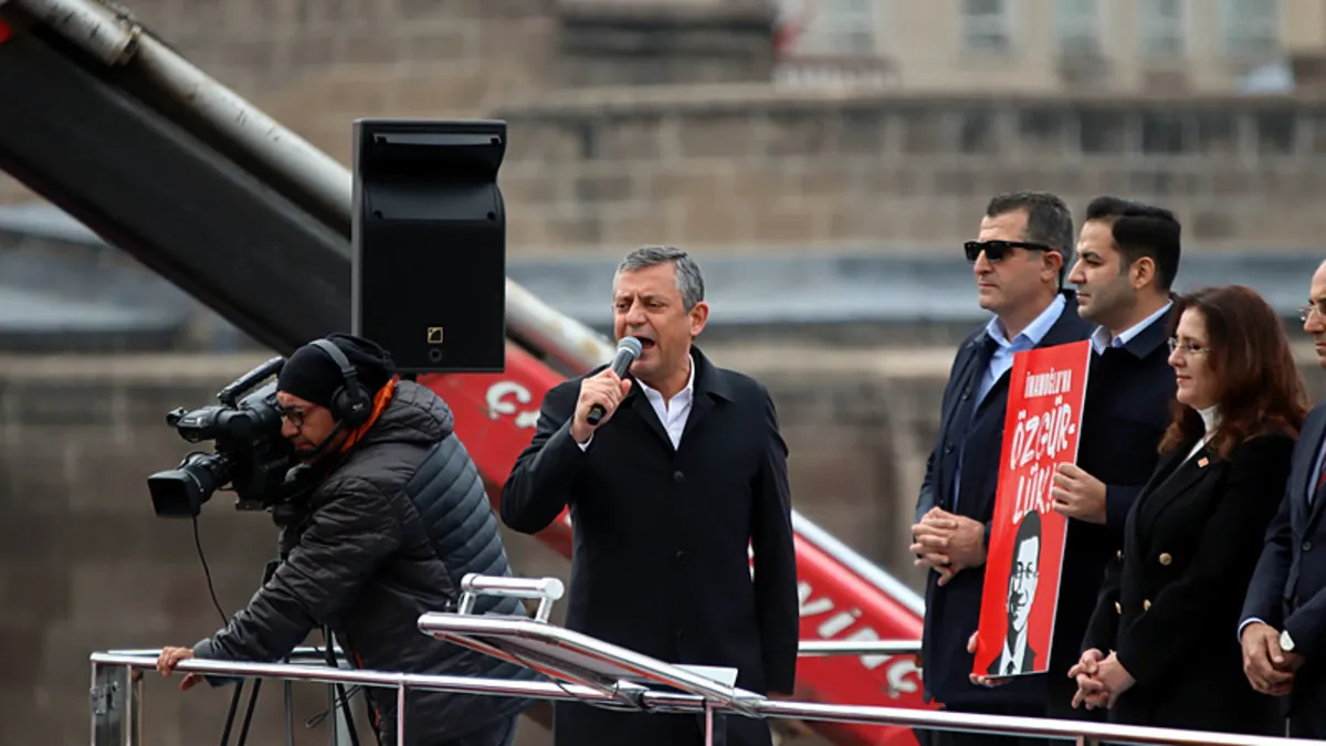 Özgür Özel’in Kayseri çıkışına AK Partili Böhürler’den sert yanıt! Flama skandalını hatırlattı: Ancak ‘Kayeri’yi kale yaparsınız Özgür Özel’in Kayseri çıkışına AK Partili Böhürler’den sert yanıt! Flama skandalını hatırlattı: Ancak ‘Kayeri’yi kale yaparsınız