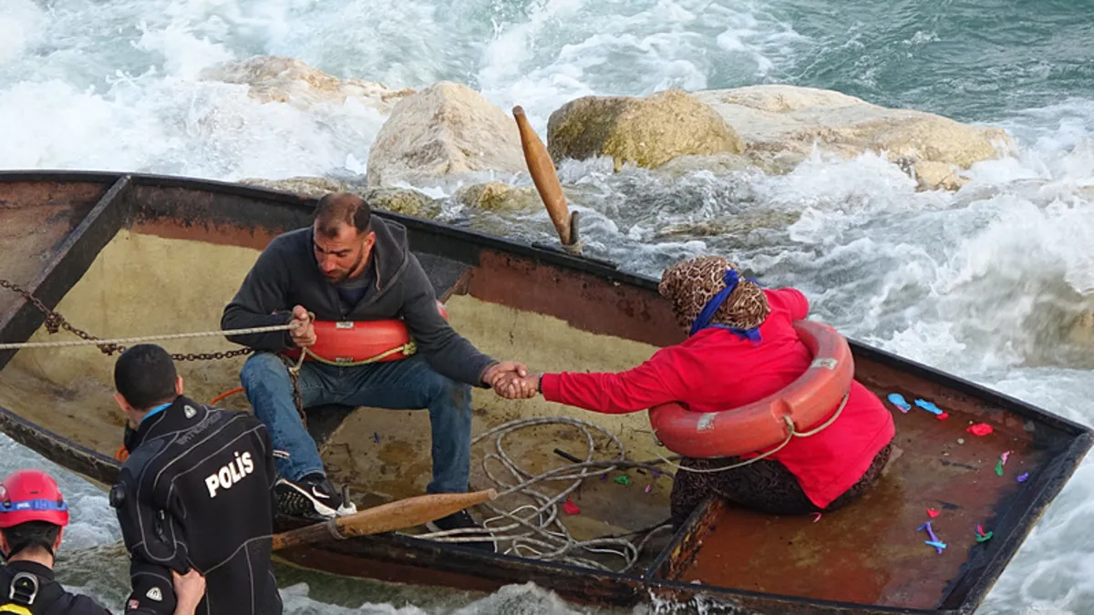 Seyhan Nehri’nde can pazarı: Ele ele tutuşup yardım beklediler! Seyhan Nehri’nde can pazarı: Ele ele tutuşup yardım beklediler!