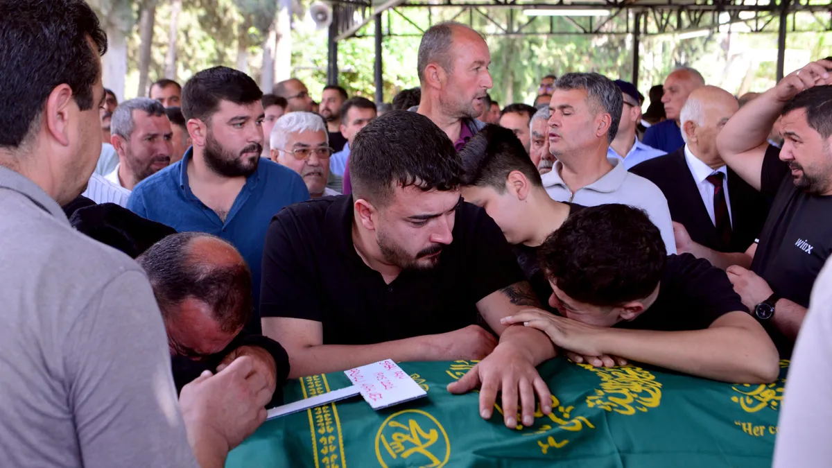 Mersin’deki vahşette acı veda: Metin Öztürk’ün öldürdüğü 6 kişi toprağa verildi! Mersin’deki vahşette acı veda: Metin Öztürk’ün öldürdüğü 6 kişi toprağa verildi!