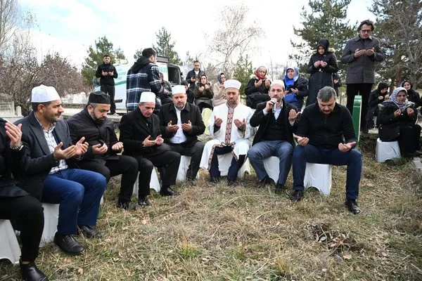 erzurumun-asirlik-cinari-aliye-nine-son-yolculuguna-ugurlandi-1732366702848.jpg