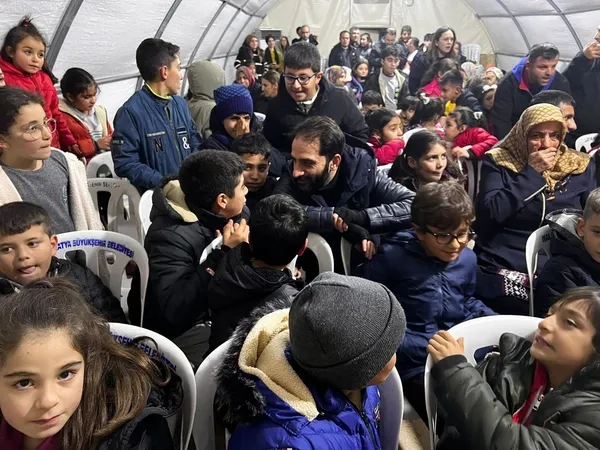 unluler-depremzedelere-moral-icin-konteyner-kentleri-ziyaret-etti-1707290083841.jpg