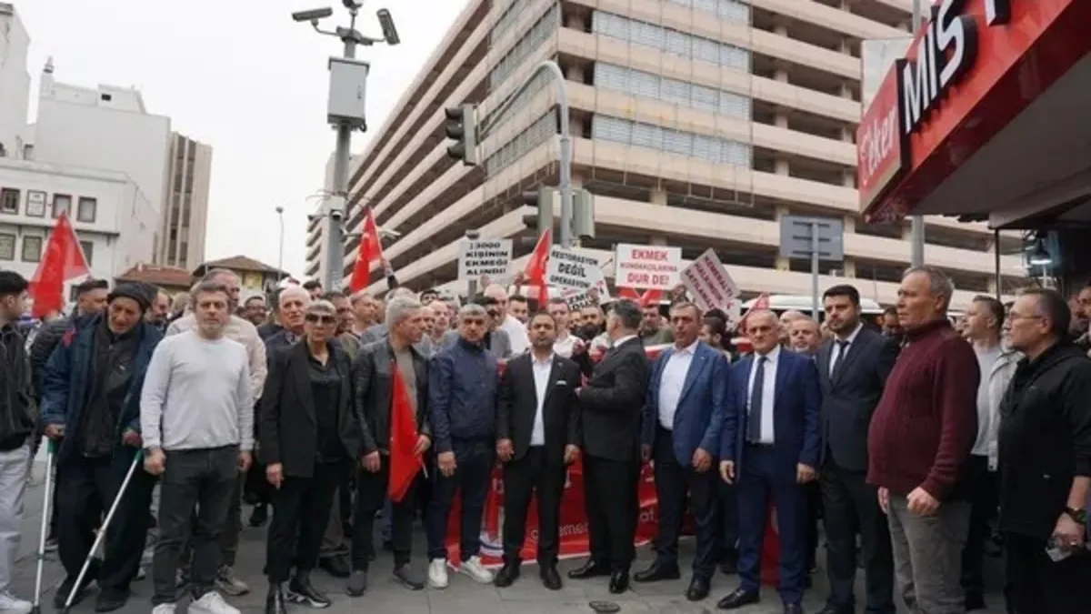 İzmir Kemeraltı esnafı, otoparkın kapatılması nedeniyle yaşanan ciro düşüşlerine tepki olarak tabutlu protesto düzenledi.