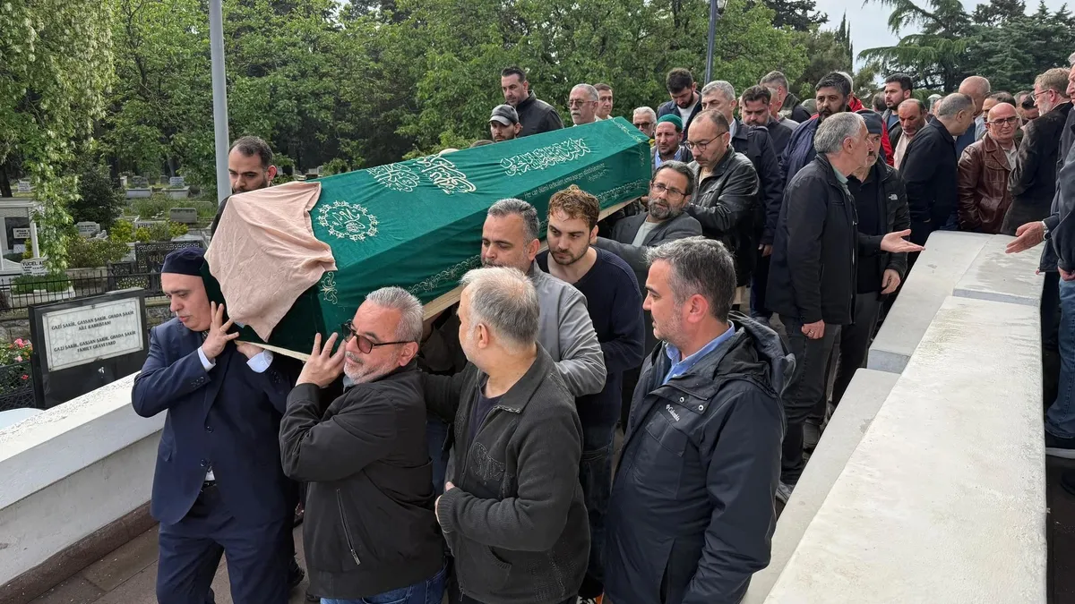 SABAH yazarı Hilal Kaplan’ın annesi Halime Kaplan son yolculuğunu uğurlandı SABAH yazarı Hilal Kaplan’ın annesi Halime Kaplan son yolculuğunu uğurlandı