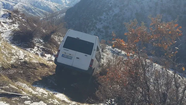siirtte-feci-kaza-minibus-sarampole-yuvarlandi-11-yarali-1612010282833.jpg Sürücünün dikkati işçilerin canını kurtardı