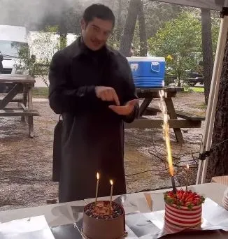 Burak Deniz 34. yaşına bakın nasıl girdi! Set arkadaşlarından unutulmaz sürpriz