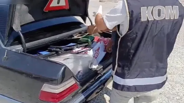 sakaryada-bir-otomobilin-bagajindan-100-ruhsatsiz-tabanca-cikti-1787760074184.jpg