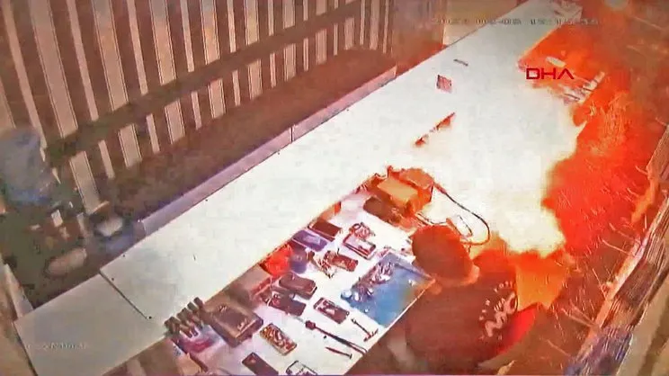 Gaziantep'te cep telefonunun bomba gibi patlama anı kamerada!